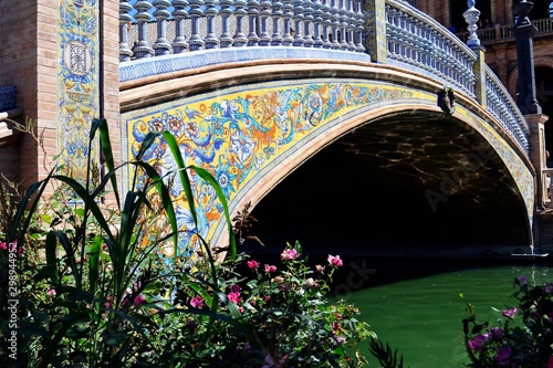 Luces y flores en uno de los puentes de la plaza de Espa  a de Sevilla.