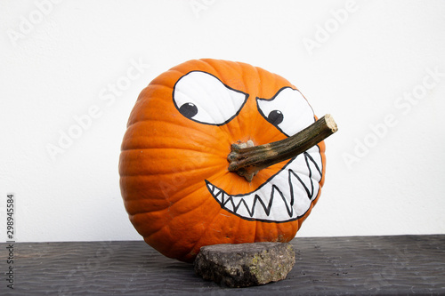 Bemalter Kürbis – gemeiner fieser Charakter