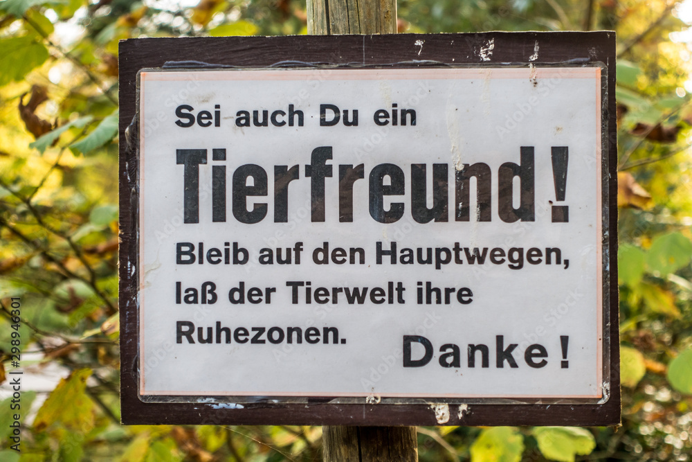 Fototapeta premium Tierfreunde bleiben auf den Hauptwegen