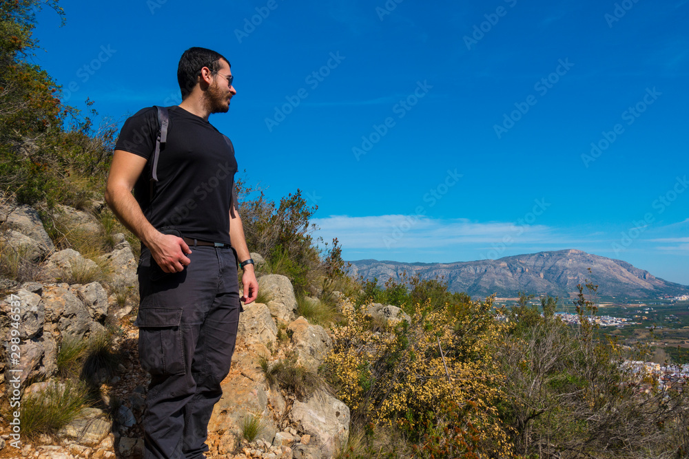 Hombre observando en plena ruta de montaña