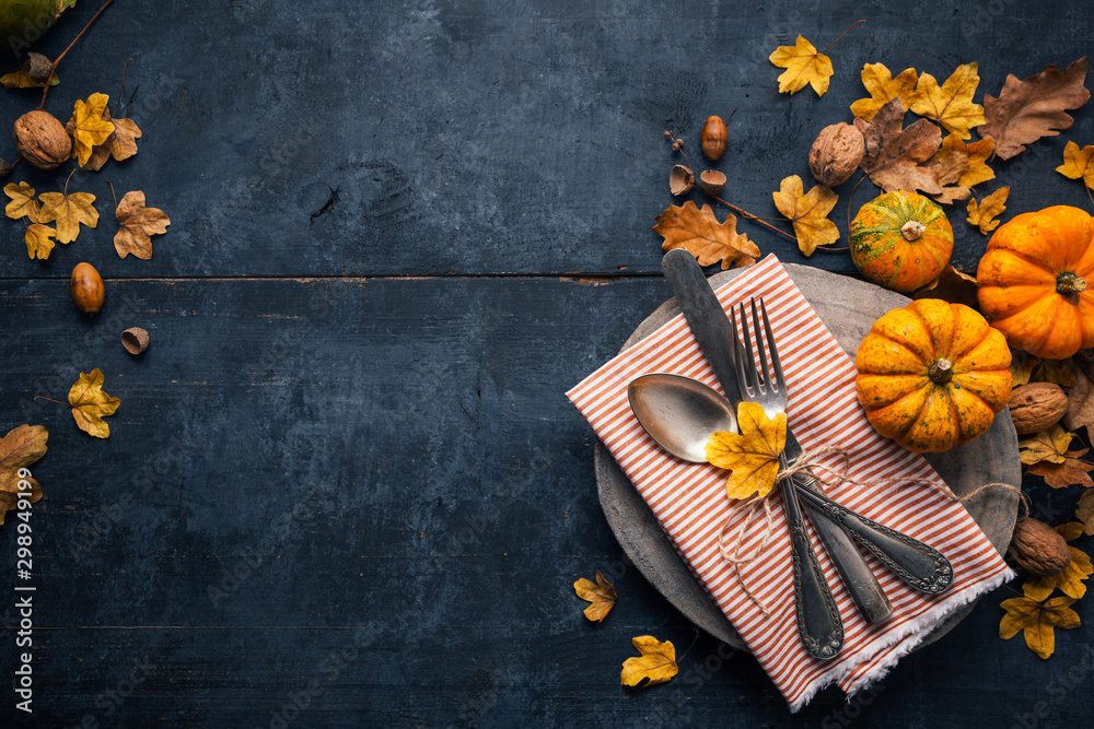 Thanksgiving background with cutlery, pumpkins and dry leaves - obrazy, fototapety, plakaty 