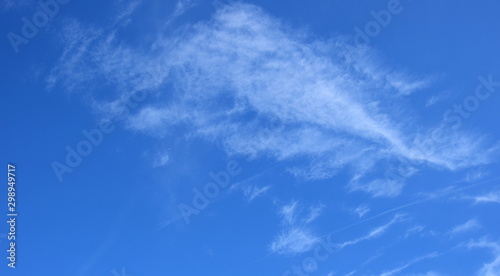 Weiße Schleierwolken vor blauen Himmel