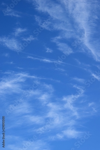 Weiße Schleierwolken vor blauen Himmel photo