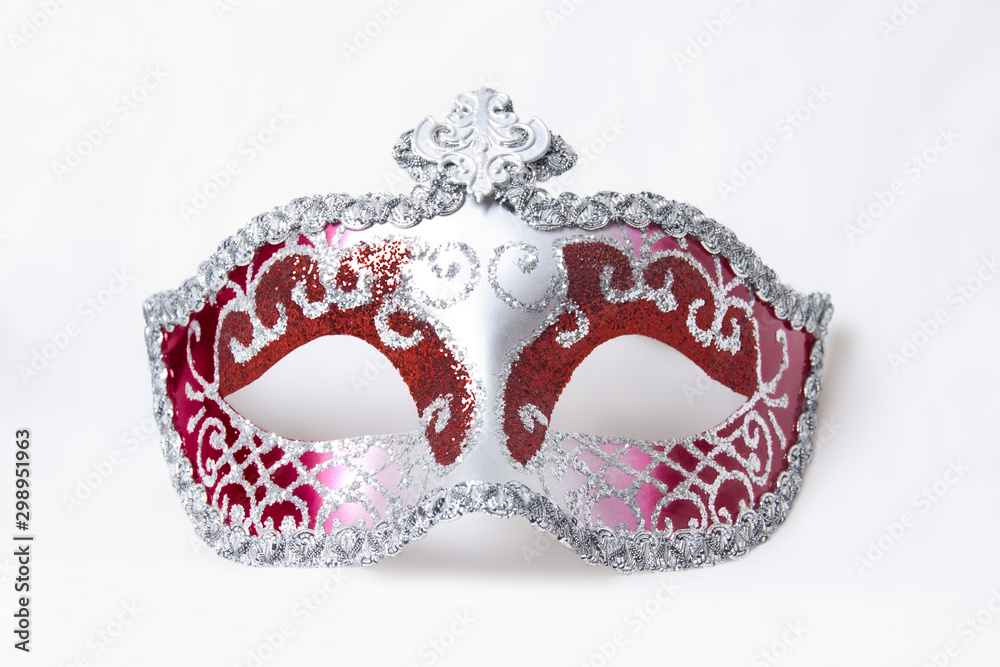 Máscara veneciana roja y plateada sobre fondo blanco. Stock Photo | Adobe  Stock