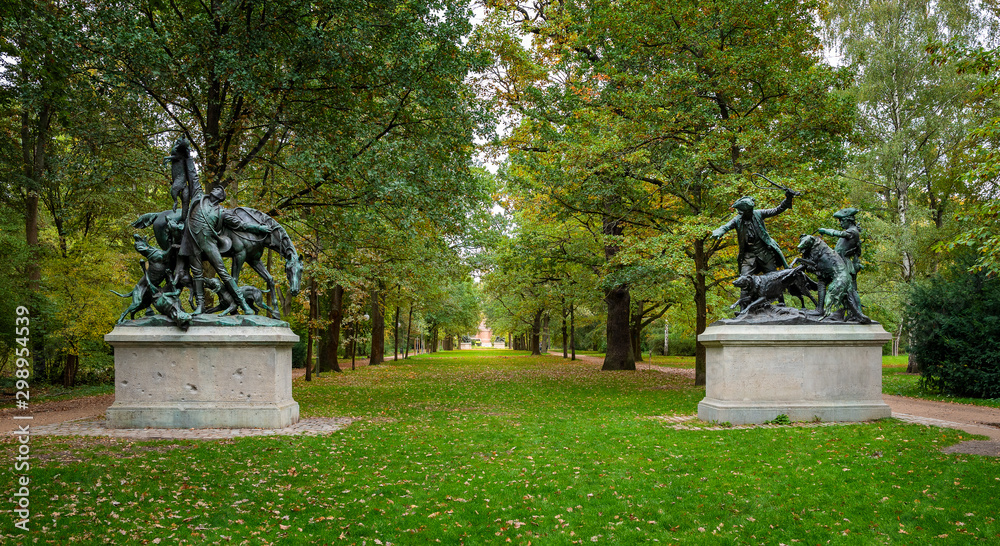 Obraz premium Bronzeskulpturen im Berliner Tiergarten