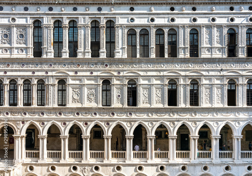 Dogenpalast in Venedig © spuno