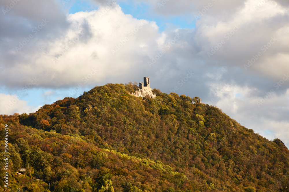 Die Ruine der Burg Drachenfels befindet sich auf einem Berg im Siebengebirge am Rhein.