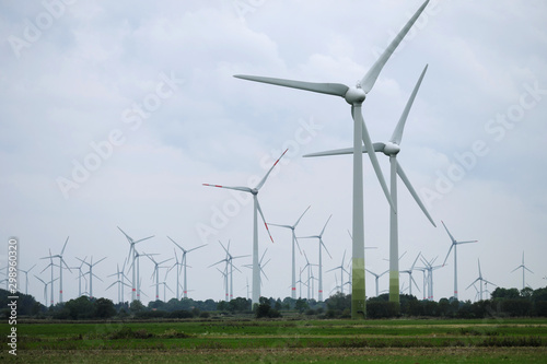 Windpark in Niedersachsen an der Nordseeküste im September 2019 - Stockfoto