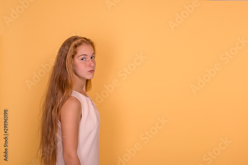 Φωτογραφία Studio shot of a attractive  girl teenager with red hair and freckles wearing pi