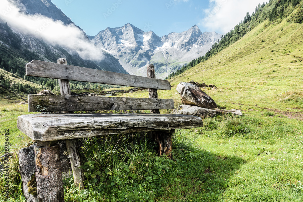 urige Rastbank aus Holz im Zillertal in Tirol - farbreduziert