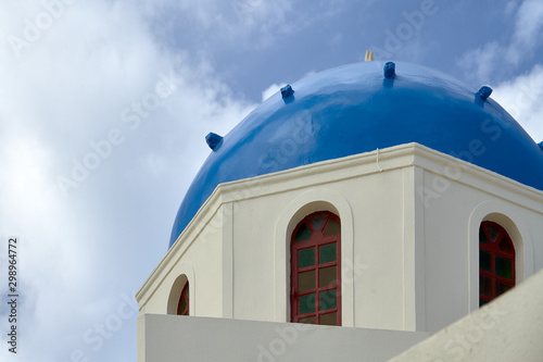 cúpula Azul de una construcción típica griega en Santorini