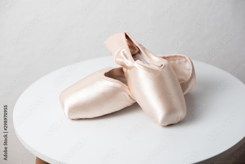 Spitzenschuhe auf dem runden Tisch Spitzenschuhe auf dem runden Tisch