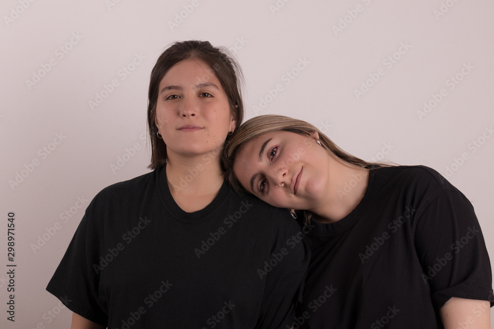 Fototapeta premium Sesión de fotos a Isidora y Florencia. San Pedro de la Paz, Chile.