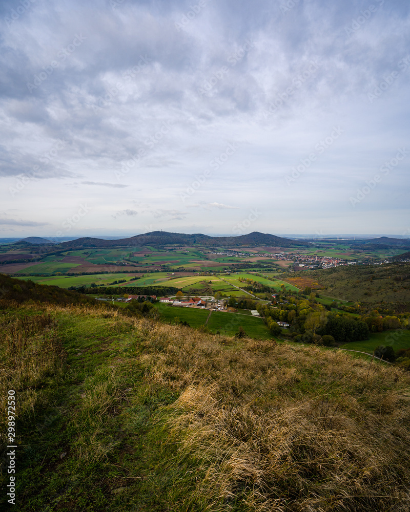 Fototapeta premium Aussicht auf Zierenberg vom Dörnberg, Kassel, Deutschland