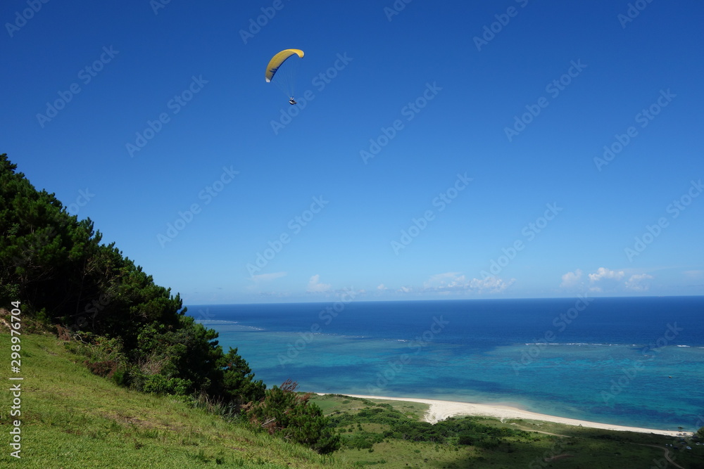 Paragliding über dem Meer im Pazifik am Strand von Ishigaki Japan Paragliding über dem Meer im Pazifik am Strand von Ishigaki Japan