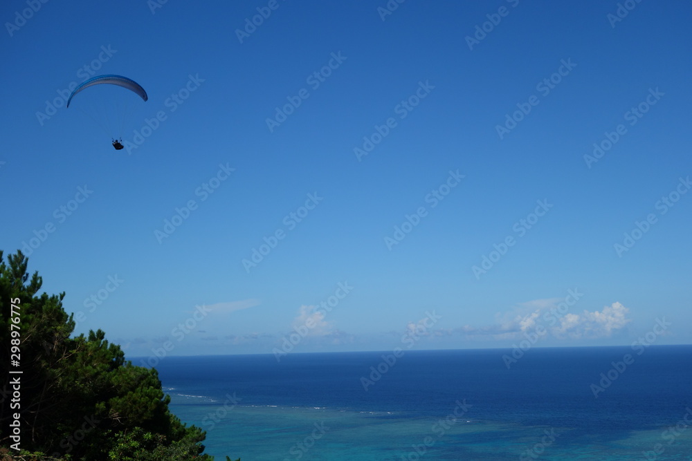 Paragliding über dem Meer im Pazifik am Strand von Ishigaki Japan Paragliding über dem Meer im Pazifik am Strand von Ishigaki Japan
