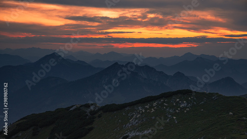 Sonnenuntergang mit Abendrot in den Bergen Tirol