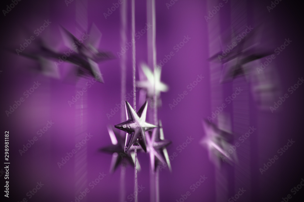 hängende Sterne mit lila Hintergrund - obrazy, fototapety, plakaty 
