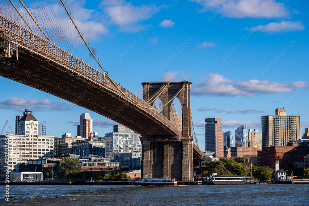 Fototapeta premium Brooklyn Bridge in daylight view from Lower East Side waterfront