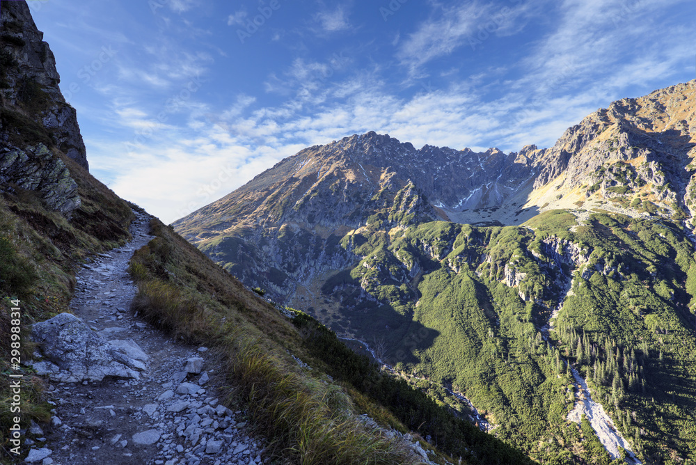 Fototapeta premium Piękny szlak turystyczny w górach - Tatry