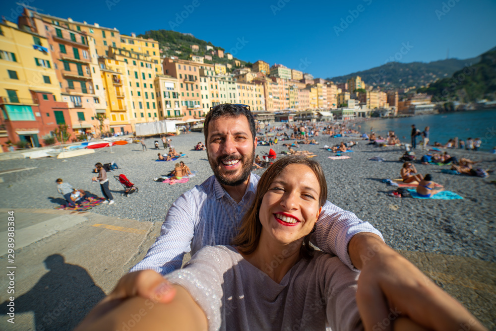 Φωτογραφία Tourists happy couple taking selfie photo of Camogli, amazing beach near Cinque Terre, Liguria, Italy, Europe