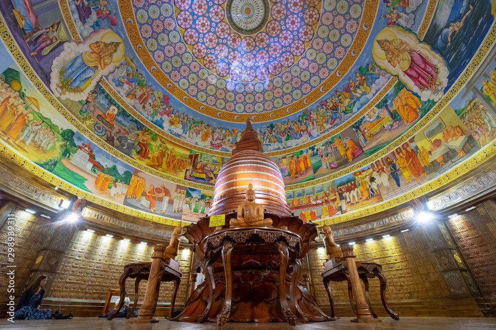 Φωτογραφία The temple in Kandy city, Sri Lanka. The door made from the wood.