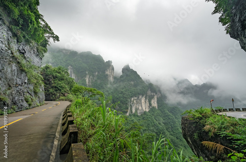Obraz na płótnie Dangerous road to the Tianmen Mountain w salonie
