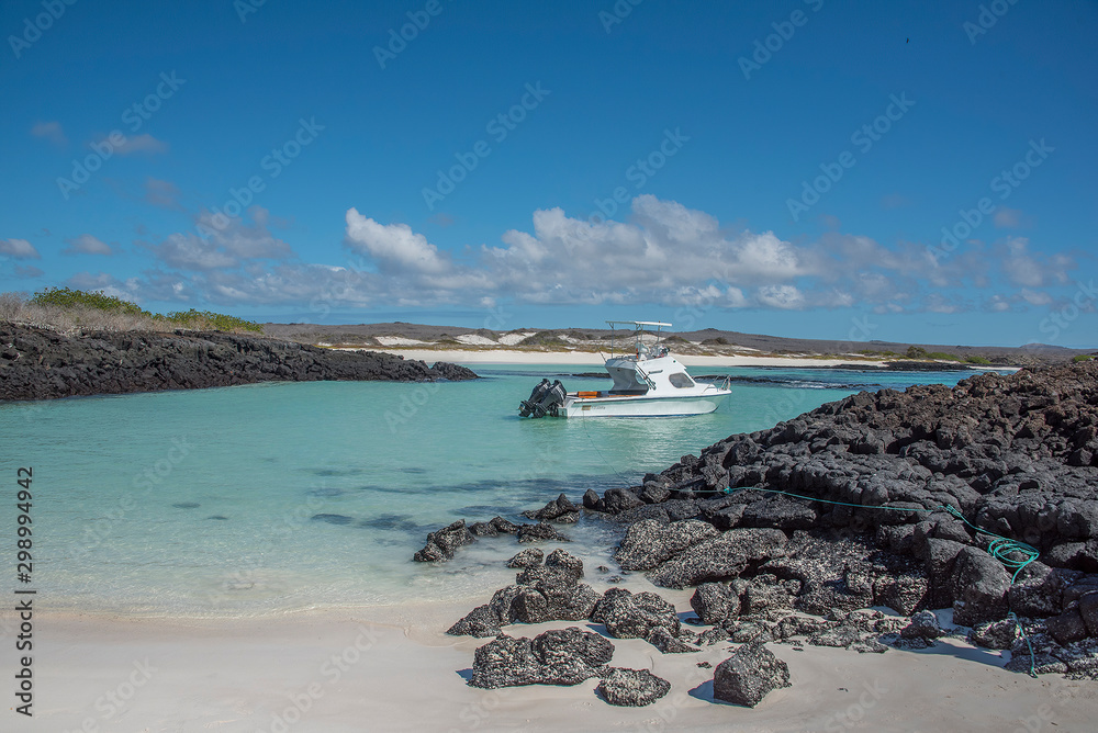 Obraz premium boat anchored in the bay of green sea of the island