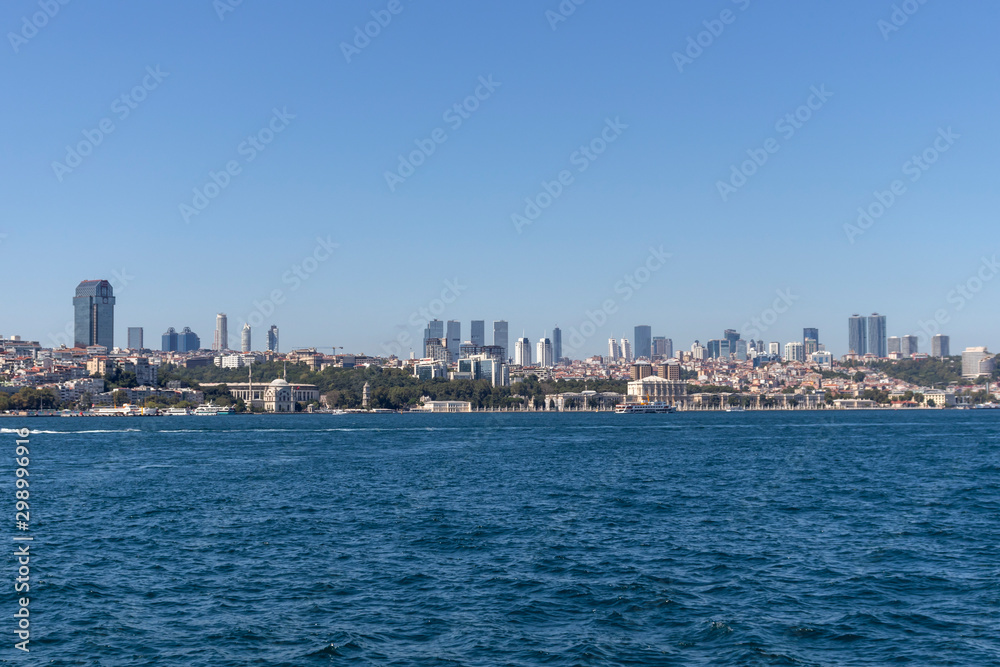 Obraz premium Amazing Cityscape from Bosporus to city of Istanbul