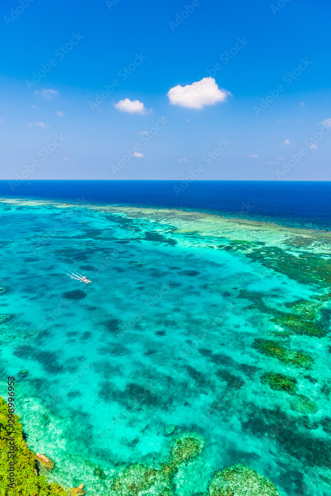 Obraz premium 宮古島の海 Beautiful beach in Miyakojima Island, Okinawa.