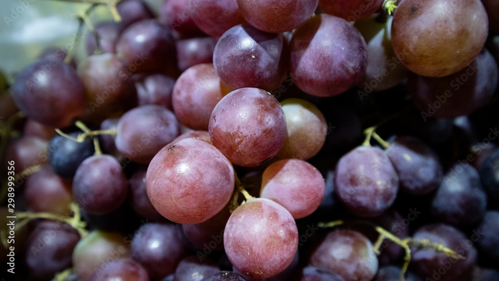 Red grapes with sweet taste, suitable for use as a diet menu Red grapes with sweet taste, suitable for use as a diet menu
