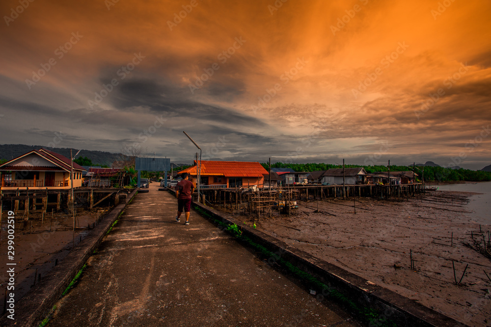 Obraz premium Samchongtai Homestay-Phang Nga: October 20, 2019, the atmosphere of the jetty, there are no children running during the holidays, Sam Chong Tai Viewpoint, Kalai, Takua Thung District, Thailand