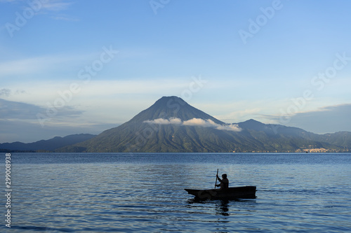 El barco navega en el lago de Atitlán, Guatemala.