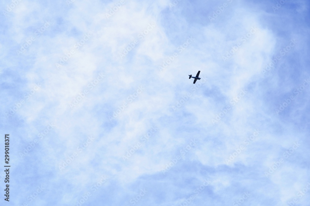 空を舞う小型飛行機のシルエット