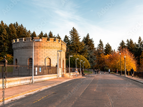 Canvastavla Scene of Mt. Tabor's water reservoirs park in Oregon state
