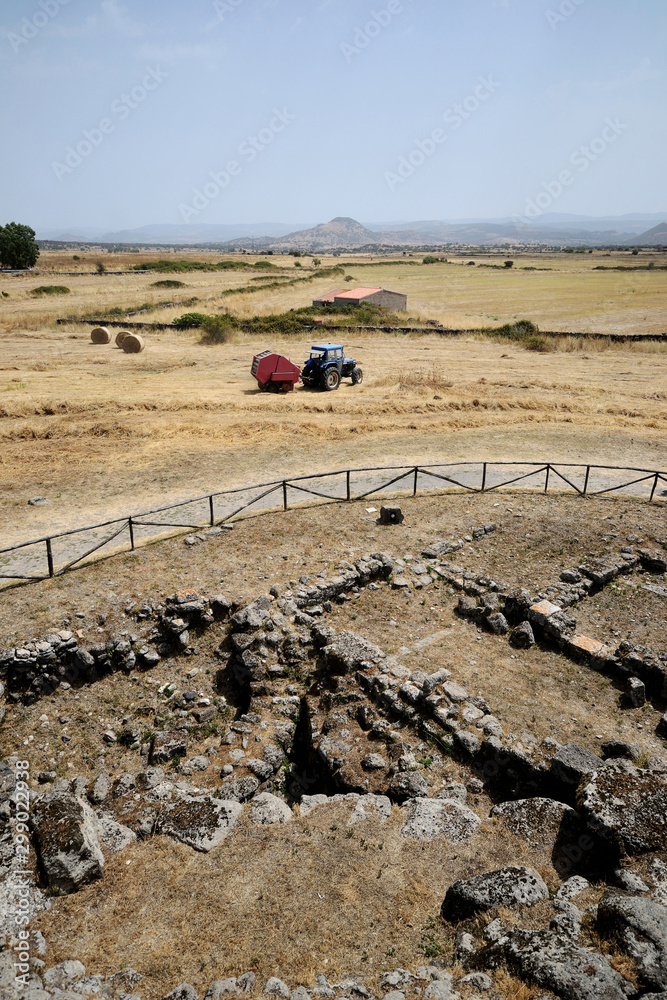 Φωτογραφία Remains of buildings in front of the Nuraghe Santu Antine near Sassari in Sardin
