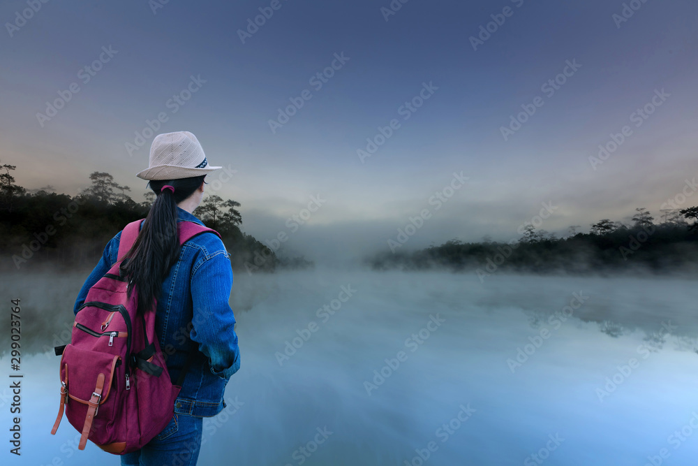 Φωτογραφία Travelers looking at the lake and pine forest on morning time at  Ban Wat Chan Pine Forest The Royal Project, Amphoe Kallayaniwattana, Chiang Mai Thailand