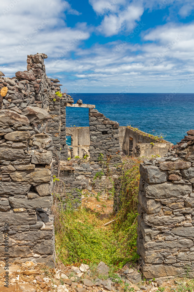 Φωτογραφία Ruinen des Fischerdorfs Calhau bei Sao Jorge, Madeira