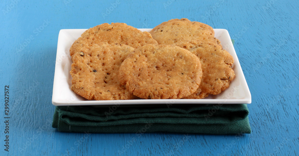 Φωτογραφία Mathri, a delicious, Indian home cooked vegetarian food, is made on Indian festival days like Diwali and on some other days it's made as a side dish or snack, on a plate