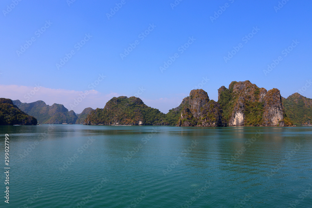 Obraz premium Rocky islands in the waters of the Ha Long Bay. Cat Ba Island, Vietnam