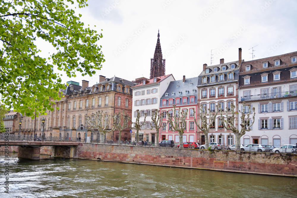 Obraz premium Strasbourg, France - May 2019. Traditional half-timbered houses on picturesque canals in the center old city Strasbourg. Amazing colorful houses in La Petite France, Alsace. riverbanks in Strasbourg 
