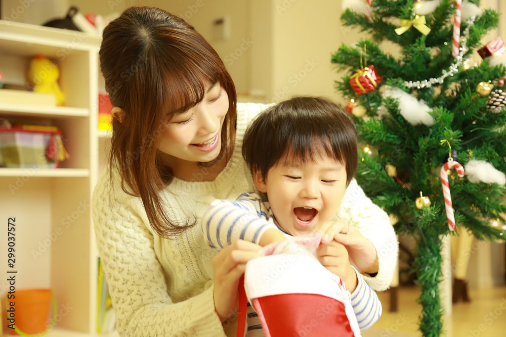 クリスマスプレゼントを開ける親子 クリスマスプレゼントを開ける親子