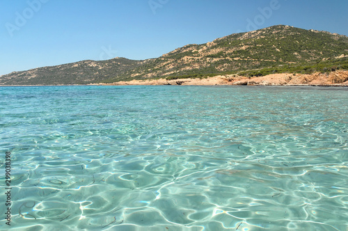 Plage et eau transparente au sud de la Corse, France