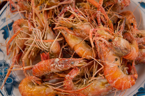 Salt-boiled live shrimp (Prawning, prawn fishing)
