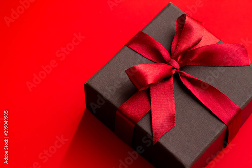 赤いリボンで結ばれた箱のプレゼントのイメージ © c11yg