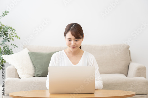 若い女性 パソコン
