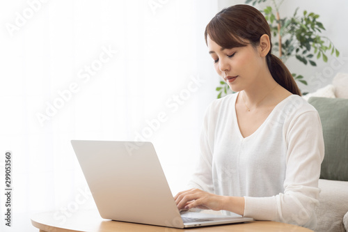 若い女性　パソコン