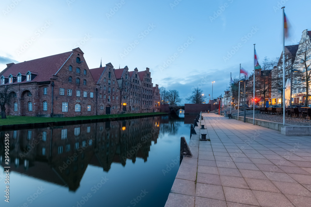 Obraz premium Alter Salzspeicher an der Trave in Lübeck am Abend