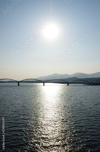 Fototapeta Naklejka Na Ścianę i Meble -  北漢江鉄橋から見る漢江に沈み行く太陽