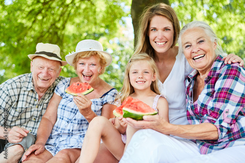 Lachende Gro  familie im Park im Sommer